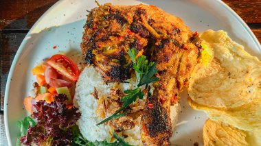 Sebzeli kızarmış tavuk ve salata.