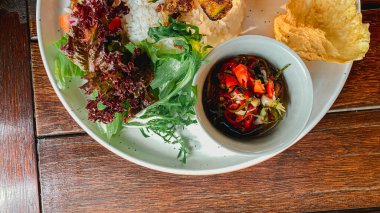 Deniz ürünleri ve sebzeli Asya mutfağı.