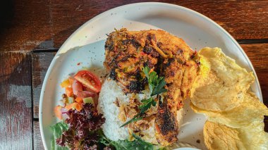 Sebzeli kızarmış tavuk.