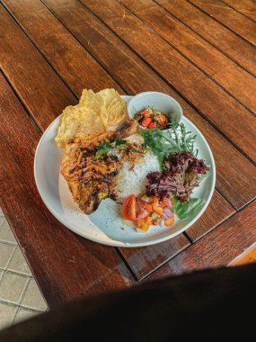 Pirinç ve sebzeli kızarmış tavuk.