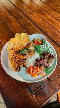 Pirinç ve sebzeli ızgara domuz eti.