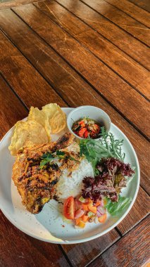 Köri ezmeli kızarmış balık, Tayland mutfağı.