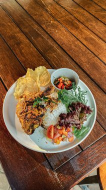 Endonezya yemeği. Kızarmış domuz, kızarmış pilav, tavuk, kızarmış tavuk, tavuk ve sebze. Endonezya yemekleri.