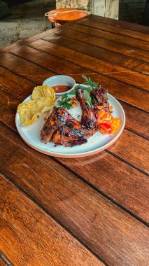 Yakın çekim - ahşap masada lezzetli tavuk kanatları