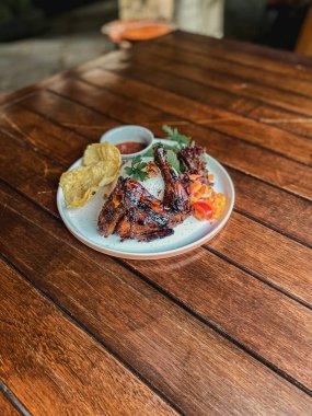 Kızarmış tavuk, pilav ve kızarmış patates.