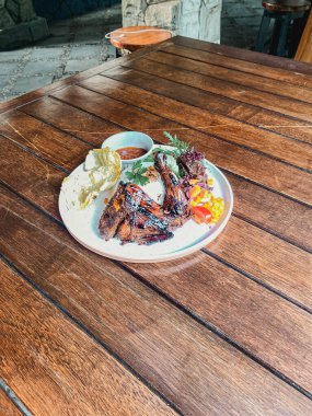 Sebze ve baharatlı lezzetli ızgara et.