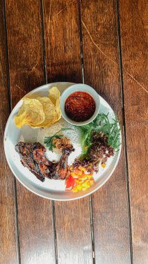 Soslu ve sebzeli kızarmış domuz eti.