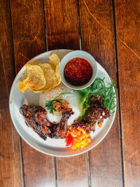 Pilav ve sebzeli kızarmış tavuk kanadı, Tayland usulü mutfak.