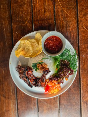 Masada Endonezya yemeği var.