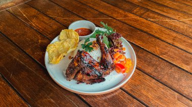 Soslu ve sebzeli ızgara tavuk biftek.