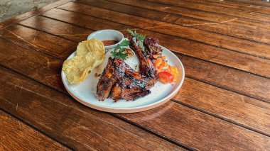 Sos ve baharatlı kızarmış tavuk kanadı.