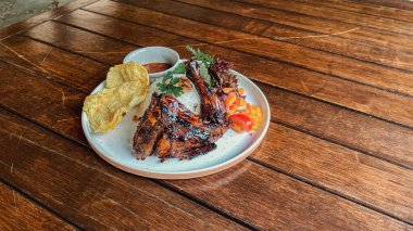 Sebze ve baharatlı ızgara domuz eti.