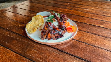 Lezzetli bir yemeğin yüksek açılı yakın çekimi. Kızarmış tavuk, kızarmış tavuk ve masanın üstünde bir parça kızarmış tavuk.