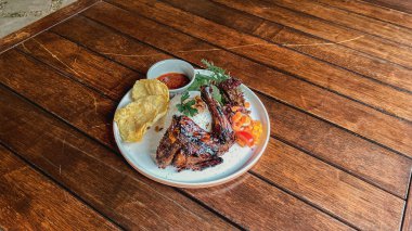 patates ve sos ile ızgara kaburga