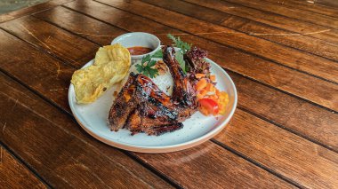 Baharatlı soslu kızarmış tavuk budu.