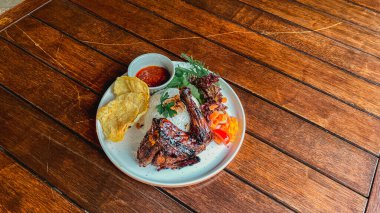 Tahta tabakta kızarmış tavuk kanadı.