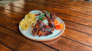 Sebze ve soslu ızgara tavuk.