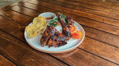 Sebze ve soslu kızarmış balık.