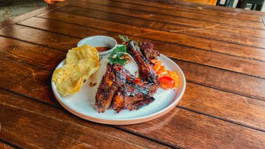 Izgara domuz kaburga patates ile