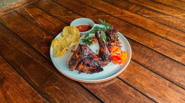 Sebze ve soslu kızarmış tavuk.