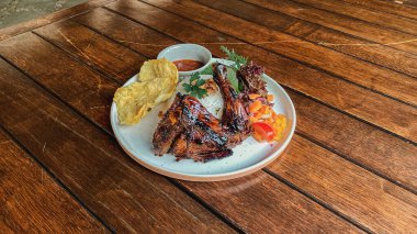 Kızarmış tavuk kanadı ahşap tablo