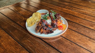 Sebzeli tavuk kanadı kızarmış