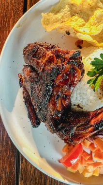 Pirinç ve sebzeli ızgara pirzola.