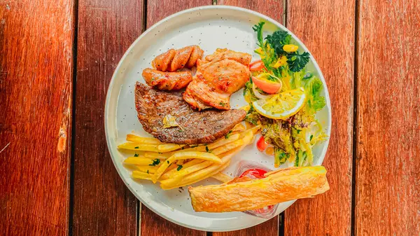 Sebzeli kızarmış balık