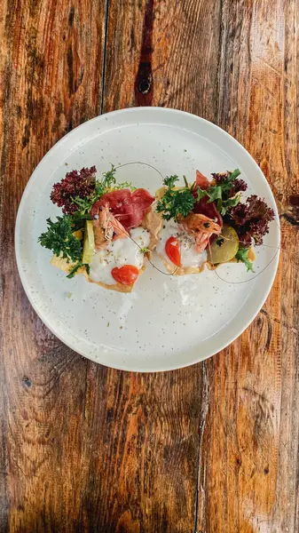 Somon, peynir ve domatesli lezzetli salata.