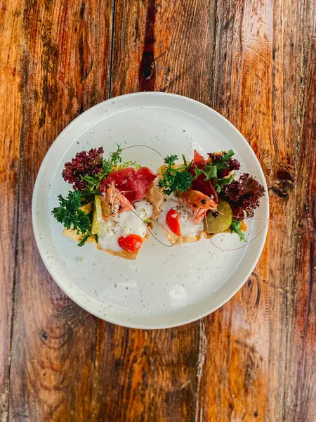 Tavuk, peynir ve sebzeli taze salata..