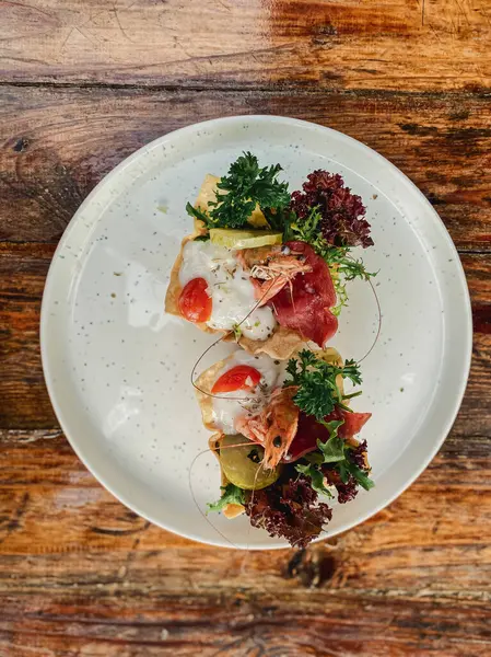 Lezzetli taze somon bifteği ve beyaz tabakta sebze.