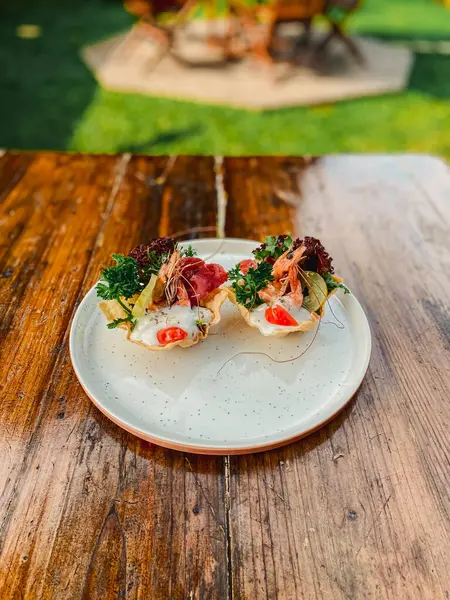 Tavuk, sebze ve peynirli taze salata.