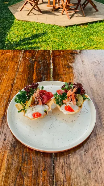 Lezzetli deniz mahsulleri ve salata.