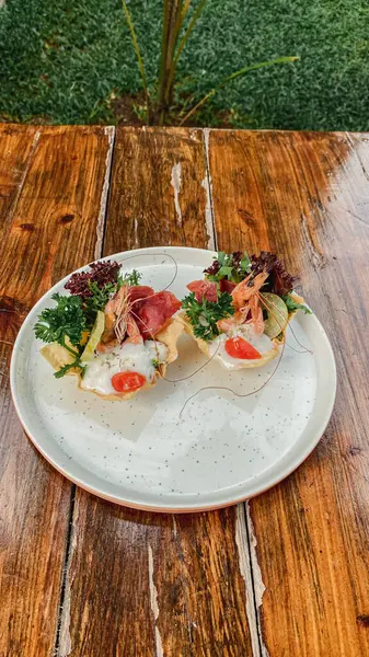 Tabakta taze lezzetli bir sandviç..