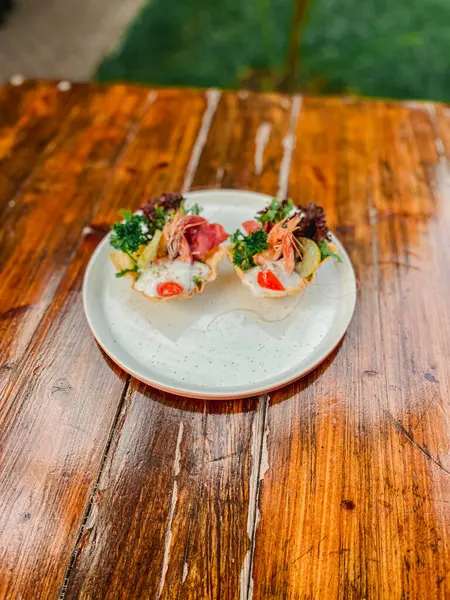 Et ve sebzeli taze lezzetli salata.