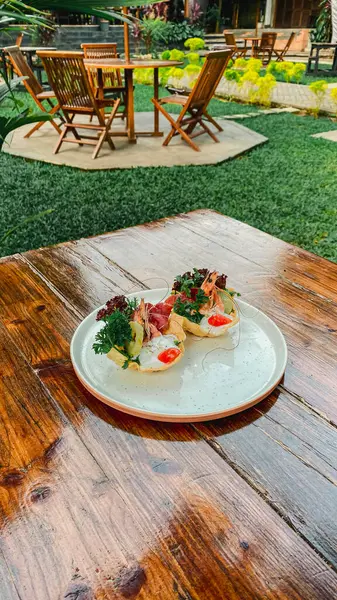 Tahta masada servis edilen taze sebze salatası.