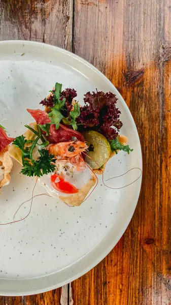 somonlu salata ve ahşap masadaki peynir.