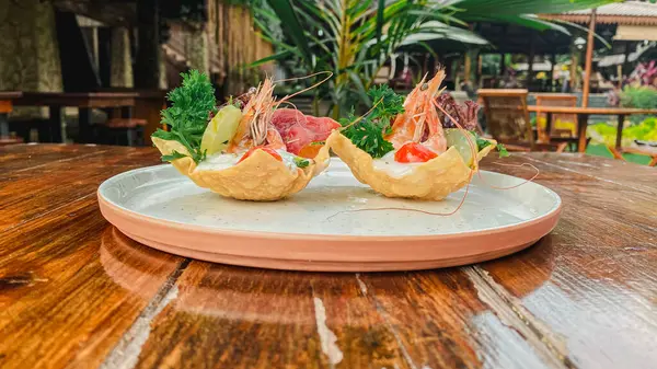 Yakın plan - restoran masasındaki gurme yemek tabağının görüntüsü