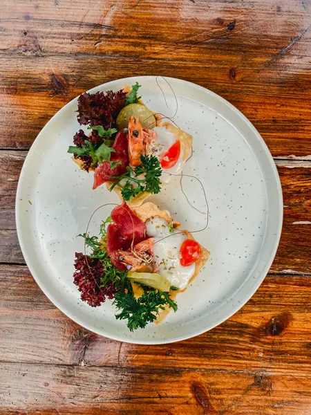 Peynirli ve salatalı somon salatası