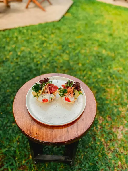 Tahta masada et ve sebzeli taze salata.