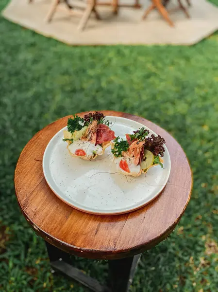 Somon ve yumurtalı taze salata.