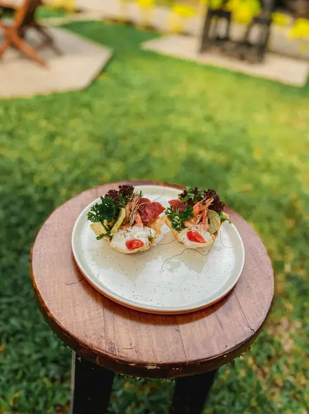 Masada bir tabak salata.