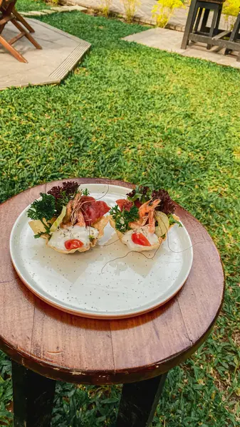 Bir tabak lezzetli somon ve sebze.