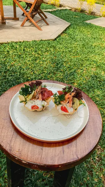 Sebze ve salatalı ızgara karides.