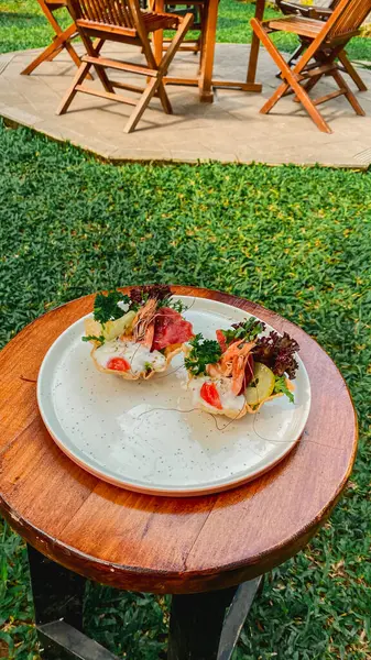 Somon ve sebzeli taze salata.