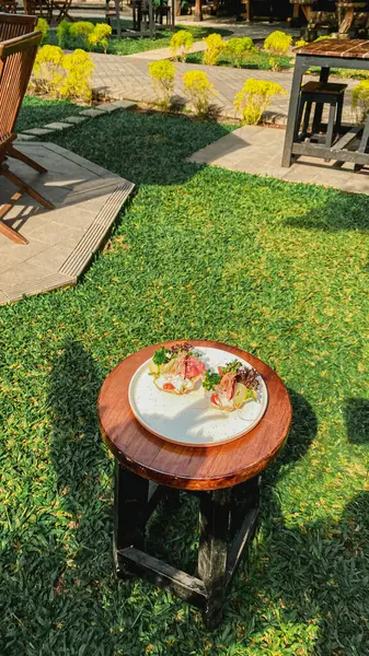 Bahçede akşam yemeği için açık masa.