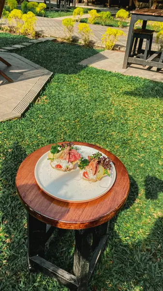 Bahçedeki açık kafe masası.