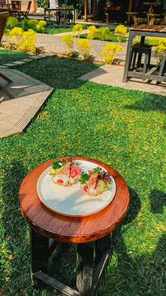 Masada lezzetli ve sağlıklı yiyecekler var.