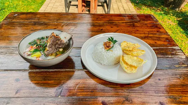 sebzeli pilav ve tavuk çorbası.