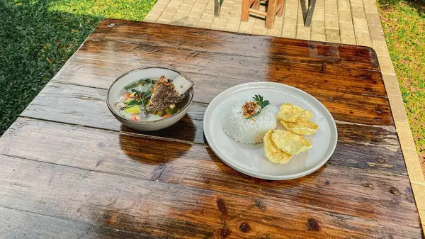 Lezzetli Meksika yemekleri masada.